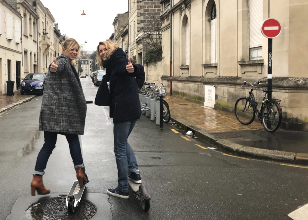 deux amies sur des trottinettes