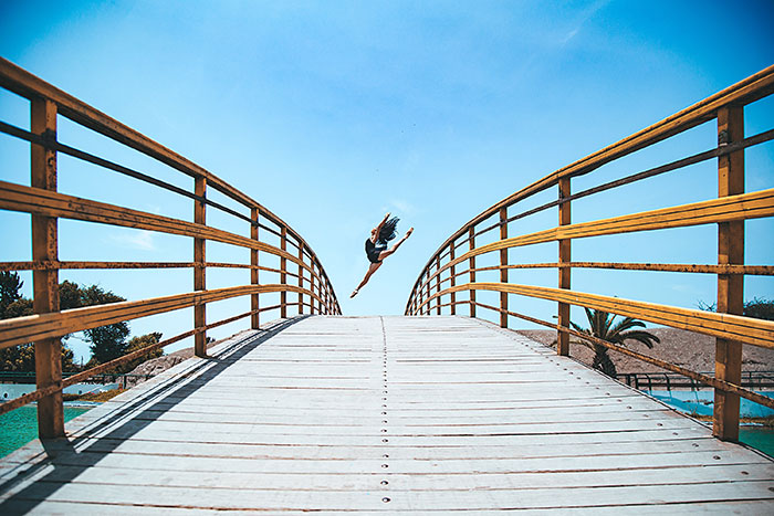 femme qui saute sur un pont