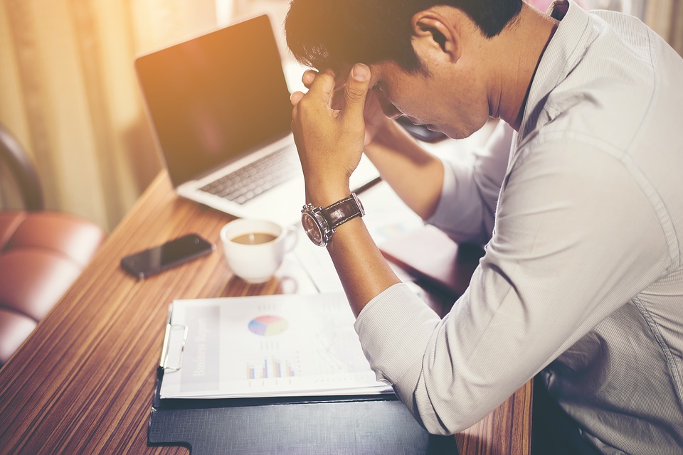 homme sur son bureau