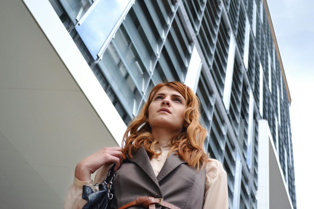 femme-professionnelle-devant-entreprise